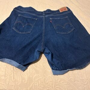 Levi’s mid rise shorts